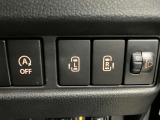 【運転席パワースライドドアスイッチ】運転席から後席のドアの開閉の操作を行うことができます。