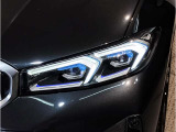 【LEDヘッドライト】先進のLEDテクノロジーを採用。放射される白色光の周波特性は太陽光に近く、バイキセノン・ヘッドライトを上回るコントラストで更に明るく輝きます!