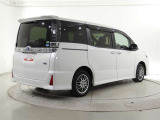 両側スライドドア車です。パワースライドドア付きなので狭い駐車スペースでも乗り降りが楽で、小さなお子様やお年寄りにもうれしい装備です。