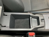アームレストの中にも収納スペース!運転席周りをすっきり保てます!