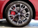 【BMWアロイホイル】軽量かつ強度に拘ったアロイホイル。走行性能ポテンシャルを引き出す設計。車の足元を引き締めてくれる大きなポイントはアロイホイルです。
