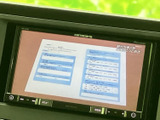 テレビ映像を表示できるモニターを備え、停車中の休憩時間などに番組を視聴できます。画面上で映像を確認しやすく、車内で過ごす待ち時間をより有効に活用したい方にうれしい装備です。