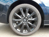 マツダ純正215/45R18インチアルミホイール付きで見た目もグッドデザイン!