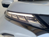 【LEDヘッドライト】悪天候や夜間走行時も良好な視界を確保し安心して運転できる高輝度LEDヘッドライトを装備!点灯速度が早く、消費電力も抑えられています。