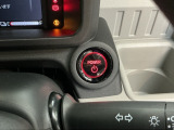 【ENGINE START/STOP】スマートキーをポケットやバッグに入れたままで、キーを差し込むことなくボタンを押すだけでエンジンが始動します。