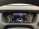 デジタル表示のスピードメーターとタコメーター、燃費やオドメーターなどの表示の他に、ホンダセンシング機能などの表示もできる多機能なマルチインフォメーション・ディスプレイです。
