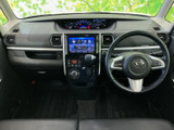 運転席まわりはメーターや画面、空調操作部が中央にまとまり、必要な情報を確認しやすいレイアウトです。ステアリングやシフトにも手が届きやすく、乗車中の視線移動や操作を考えた使い勝手のよい室内です。
