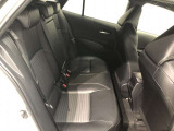 【後部座席】も当然、綺麗・清潔に仕上げております。内装の綺麗なお車は気持ちが良いですし、コンディションのいい車が多いです。これもオススメの1台です。