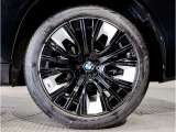 【BMWアロイホイル】軽量かつ強度に拘ったアロイホイル。走行性能ポテンシャルを引き出す設計。車の足元を引き締めてくれる大きなポイントはアロイホイルです。
