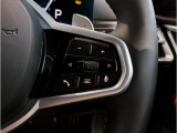【ハンドル】ドライバーとBMW車の一体感がダイレクトに伝わるステアリングホイール。形状・太さへの拘りに加えて、操作性を高める為にスイッチ類も配置。クイックかつ安定のドライビングを体感下さい!