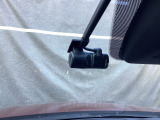 別途SDカードの購入が必要です。運転中の映像・音声などを記録して、交通事故やトラブルが起きた時の正確な状況把握に役立つドライブレコーダーが装着されています。