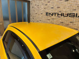 円形のディスプレイを使ったメーターが目を引く運転席。速度表示や車両情報がひとつの枠内にまとまるデザインです。表示の見え方は、運転姿勢を合わせてご確認ください。