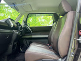 前席は背もたれから座面までゆったりとした形状で、乗車時の姿勢を保ちやすい空間です。明るい天井と落ち着いたシートカラーの組み合わせで、運転席側からも室内を見渡しやすくなっています。