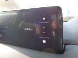Apple CarPlayやAndroid Autoに対応し、使い慣れた地図や音楽を画面上で操作できます。最新の地図情報でルート案内を利用でき、目的地までの道順確認をスムーズに行いやすい機能です。