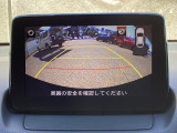 左ドアミラー内蔵のカメラによって、死角になる左サイド下部の視界を確保しています。