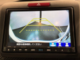 リバースギアに入れるだけで後方の表示へ切り替わります。夜間や雨の日の駐車も楽になりますよ。