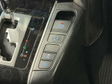 【電動パーキングブレーキ】条件を満たした場合に従来のパーキングボタンやレバーを引かなくてもパーキングに自動的に入り、発進状態の条件を満たした場合には自動でパーキングブレーキが解除されます