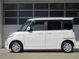 純正アルミで全体的にデザインがまとまっています。車も人も、オシャレはまずは足元からですね。