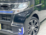 【LEDヘッドライト】悪天候や夜間走行時も良好な視界を確保し安心して運転できる高輝度LEDヘッドライトを装備!点灯速度が早く、消費電力も抑えられています。
