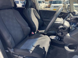 前席は運転席と助手席が並び、乗り降りしやすい開放的な空間です。シートは身体を受け止める形状で、落ち着いて座れる印象。
