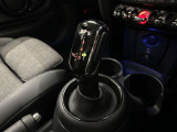 操作するたびにMINIらしさを感じる、個性的でスタイリッシュなシフトレバー。