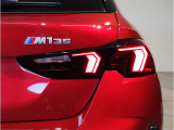スタイリッシュに研ぎ澄まされたリアビュー。LEDライトがより引き締まったスタイルを実現。急ブレーキ時にはハザードランプ自動点灯し後続車への注意を促します。
