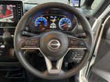 握りやすいステアリングは、運転操作を快適にサポート。オーディオやハンズフリー通話のスイッチも操作しやすく、安全運転に貢献します。
