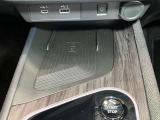 【ワイヤレス充電器】Qi規格対応スマートフォンのワイヤレス充電器をセンターコンソールに装備★右のスイッチがオレンジに光れば充電中の合図です★