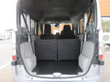 トランクルーム内の画像です。レイアウトで広々荷室が確保出来ます!