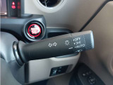 オートヘッドライト標準装備です。車外の明るさに応じて自動的にヘッドライトの点灯・消灯をしてくれます。