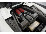 4.3L V型8気筒DOHCエンジンを搭載し、出力490ps、トルク47.4kgmを発揮。自然吸気V8ならではの鋭いレスポンスと、回転数の上昇とともに高まるエンジンサウンドが、ドライバーの心を刺激します。
