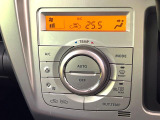 【オートエアコン】一度お好みの温度に設定すれば、車内の温度を検知し風量や温度を自動で調整。暑い&hellip;寒い&hellip;と何度もスイッチ操作をする必要はありません。快適な車内空間には必須の機能ですね♪