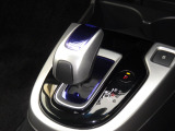 手に馴染むフロアシフトで、運転がさらに直感的で快適に。スタイリッシュなデザインとスムーズな操作感が、毎日のドライブをもっと楽しくします