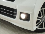 ◆フォグライト◆ 霧などの悪天候時、自車の位置を示すとともに前方や路肩が見えずらい時、近い位置をワイドに照らしてくれます