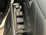 運転席側のフロントドアに全ドアのパワーウィンドウ開閉スイッチとウィンドウロックスイッチとドアロックスイッチと電動格納式ドアミラーの操作スイッチが有るので手元でミラー調整ができるので便利です。