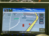 画面上に道路や周辺施設、現在地が表示され、地図の範囲や縮尺も確認しやすい構成です。ルート確認をしたいときにも、必要な情報を見つけやすく役立ちます。