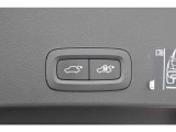 テールゲートは、電動オープンです。ゲートの開閉の高さは、お好みの高さで調整できるので、身長や駐車場に合わせて設定が可能です。
