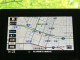 地図上に現在地や周辺の道路情報が表示され、目的地までの道順を確認する際に役立ちます。画面内の表示も見やすく、慣れない場所へのお出かけをサポートしてくれる装備です。