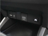 ◆USBチャージャー、12Vの電源ソケット◆使いやすい場所に装備されています。