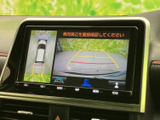 後方映像に加えて車両周辺を示す表示もあり、駐車時に周囲の状況を確認するのに役立ちます。画面上のガイドを目安に、後退時の確認をサポートします。