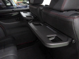 おやつタイムに活躍するシートバックテーブル付きです。