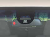 【シティブレーキアクティブシステム】低速走行中に前方の車両等を認識し、衝突しそうな時は警報とブレーキで衝突回避と被害軽減をアシスト。より安全にドライブをお楽しみいただけます。