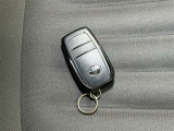【スマートキー】ドアの開閉時鍵を探さなくても簡単にドアの開閉することが出来ます、また、エンジン始動も車内にスマートキーがあれば簡単に始動することが出来ます