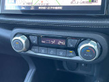 風量が温度設定で自動調整されてとても快適なオートエアコン装備です!