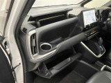 車検証や取扱説明書などをすっきり収納できる、助手席前の便利なグローブボックスです。