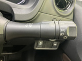 レバーには複数の表示がまとめられ、運転席から目に入りやすい位置にあります。走行中に必要な灯火関連の操作を手元で行えるため、日々の運転を支える実用的な装備です。