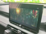 大きく見やすい画面で、停車中にテレビや映像を楽しめます。画面表示も確認しやすく、休憩時間や待ち時間を車内で過ごす際に、便利に活用できる装備です。