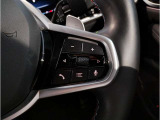 運転中にもオーディオの音量やFMの切り替えなどステアリングでの操作で切り替え可能なため、ステアリングから手を放す必要がない為、運転中でも操作が簡単でございます。
