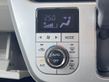【オートエアコン】一度お好みの温度に設定すれば、車内の温度を検知し風量や温度を自動で調整。暑い&hellip;寒い&hellip;と何度もスイッチ操作をする必要はありません。快適な車内空間には必須の機能ですね♪