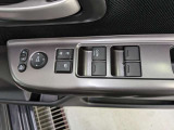 パワーウィンドウのスイッチですよ。運転席に居ながら窓を開け閉めのコントロールできます。